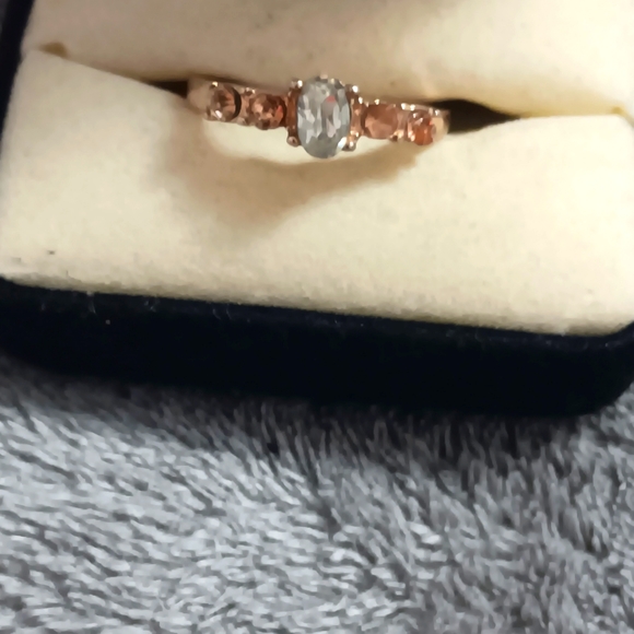 Jewelry - Beautiful pink and white Dimond ring gold band